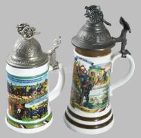 2 darab porcelán és tejüveg söröskorsó, csatajelenettel, ón ágyú díszítéses fedéllel, m: 22-26 cm