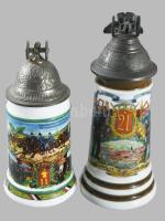 2 darab porcelán és tejüveg söröskorsó, csatajelenettel, ón ágyú díszítéses fedéllel, m: 22-26 cm