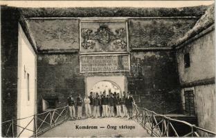 Komárom, Komárno; Öreg várkapu katonákkal. Vasúti levelezőlapárusítás 6658. / old castle gate with K...