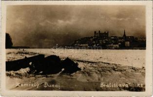 1939 Pozsony, Pressburg, Bratislava; Zamrzly Dunaj / jégzajlás a Dunán, vár / ice movement on Danube...