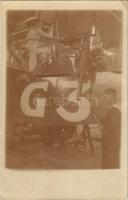 G3 jelű tengerészeti csónakrepülőgép javítás alatt, matrózok és pilóta / WWI K.u.k. Kriegsmarine, Au...