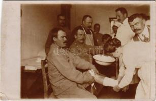 1914 Versec, Werschetz, Vrsac; Katonai kórház, sérült katonák orvossal és nővérrel / WWI Austro-Hung...