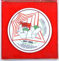 1982. "25 éves a KISZ" egyoldalas, jelzett Hollóházi porcelán emlékérem tokban (136mm) T:A...