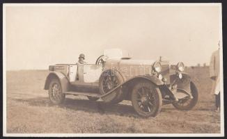 cca 1910 Habsburg-Tescheni Frigyes főherceg családjának automobilja, az autóban ülve valószínűleg fe...