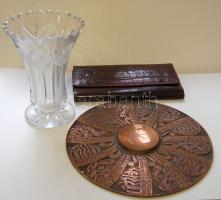 Kis bolhapiac tétel: bőr pénztárca, kristályváza, jelzett bronz kisplasztika/leather wallet, crystal vase,marked brass plaquette