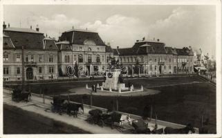 Nyíregyháza Megyeháza, a Szent György szobor és kocsisok photo