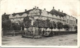 Óbecse Community house with military automobile photo (EB)