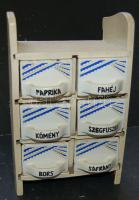 Falra szerelhető kis fűszertartó 6 porcelán fiókkal 26 cm magas