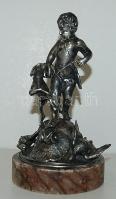 Vadászt és kutyáját ábrázoló jelzett ón szobor márvány talapzaton 14 cm magas