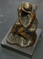 Rodin jelzéssel ellátott A Csók szobrának bronz reprodukciója 14 cm magassággal