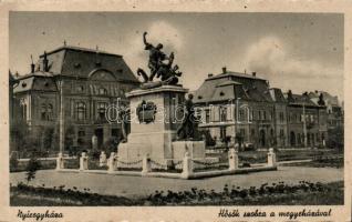 Nyíregyháza Megyeháza és Hősök szobra