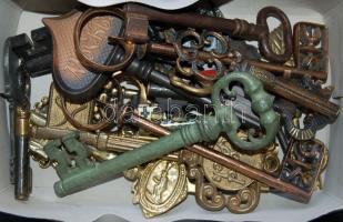 28 db különféle méretű és anyagú dísz és valódi fémkulcs / 28 mixed metal keys