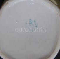 Hollóháza jelzéssel ellátott porcelán kancsó 20 cm magas