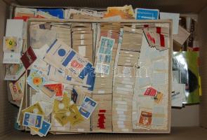 Hatalmas, több-tízezer-darabos magyar és külföldi gyufacímke gyűjtemény, javarészt sorozatok szerint kötegelve, hullámkarton ládában. Mindenképp érdemes megnézni! / Enormous collection of match labels and boxes