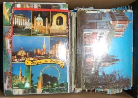 kb. 430 db modern külföldi és magyar képeslap