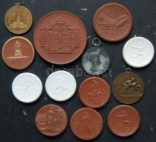 15db klf gipsz és fémplakett, kitűző, medál T:vegyes