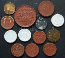 15db klf gipsz és fémplakett, kitűző, medál T:vegyes