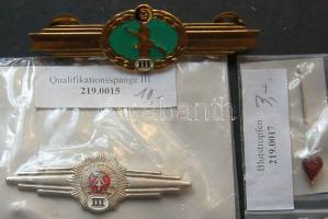 15db klf gipsz és fémplakett, kitűző, medál T:vegyes