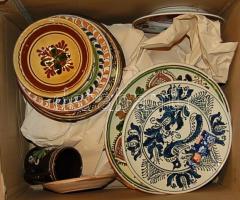 18 db kézzel festett korondi kerámia tányér és népművészeti zsűrizett kerámia / 18 majolica plates mainly from Korond