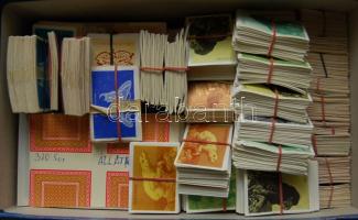 Több ezer darabos magyar gyufacímke tétel sorozatonkánt kötegelve benne nagy méretű címkékkel