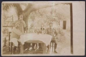 73 db háború előtti lap benne színész képek, katonai fotólapok, egyéb motívumok, sok tábori postával...