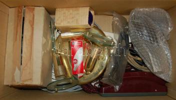 Nagy elektronikai tétel: telefon, mennyezeti lámpa, vasaló, jack-kábel, stb.