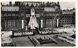 Budapest V. Szent István jubileumi év a Parlament előtt photo