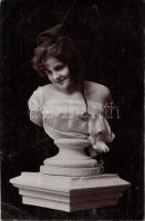 Rózsi Felhő as a sculpture (EB)