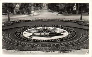 Budapest V. Szabadság tér irredenta díszsövénnyel photo