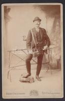 1898 gróf Porcsa Aladár vadászöltözetben, keményhátú fotó Szamossy László festőművésznek szóló dedik...