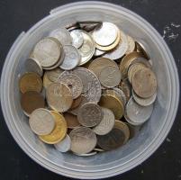 Vegyes külföldi és magyar tétel 1kg-os súlyban, ezüstökkel és szép darabokkal! T:vegyes