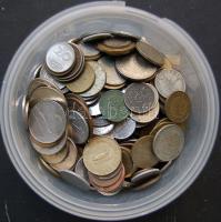 Vegyes külföldi és magyar tétel 1kg-os súlyban, ezüstökkel és szép darabokkal! T:vegyes