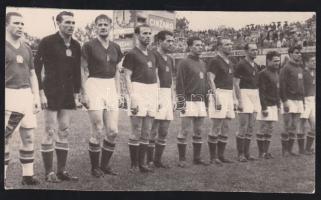 1954 A svájci labadarúgó-világbajnokság döntőjére felsorakozó magyar Aranycsapat. Korabeli német fotókópia / The Hungarian holden team in the final of the WC 1954. 15x8,5cm