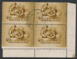 1954 Anya- és csecsemővédelem 40f ívsarki 4-es tömbben eltolódott fogazással / Mi 1365 corner block of 4 with shifted perforation