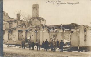 Gusev (Gumbinnen) war damaged building with soldiers photo