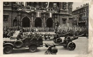 Budapest VI. Opera; Tüzérségi díszmenet a Szovjetunióból visszakapott 48-as zászlók előtt photo