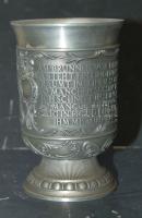 Domborművel és német szöveggel díszített vadászkupa 11,5cm-es magassággal, szép állapotban