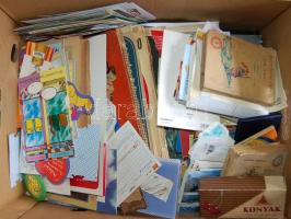 Egy banánon doboz vegyes papír, nyomtatvány, képeslap, boríték, stb.