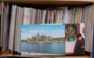 Egy cipősdoboznyi modern külföldi és magyar képeslap