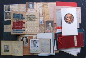 Nagy igazolvány tétel:  33 db különböző, jórészt borítós igazolvány és okirat, benne ritka darabokkal és parafilatéliai érdekességekkel:  Szabólegények segélybélyegek, érdemes megnézni