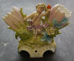 Jelzés nélküli angyalkát ábrázoló porcelán asztali dísz, hátulján sérült, javítható, 12 cm magas