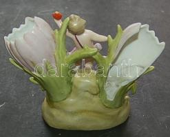 Jelzés nélküli angyalkát ábrázoló porcelán asztali dísz, hátulján sérült, javítható, 12 cm magas