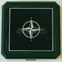 1999. "NATO Csatlakozás" Ag emlékérem díszdobozban tanúsítvánnyal! T:PP