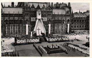 Budapest V. Szent István Jubileumi Év a Parlament előtt photo