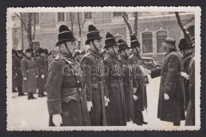 1942 Nemerey Márton altnagy. a csendőrnapon dicsérő okleveleket ad át Budapesten fotólap a résztvevők felsoroláával / Warrant-giving on Gendarmee-day in 1942