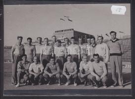 Csoportkép a Népstadionban tartott Nemzetközi Sportnap résztvevőivel (17×12 cm)