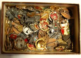 Kis doboz több mint 50db vegyes kitűző tétel Tanácsi Munkáért, Egység Bajnokság, Szocialista Brigád és még számos más felirattal T:2