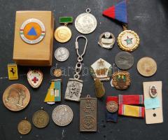 Vegyes kis doboz emlékérem, plakett és kitűző tétel T:vegyes