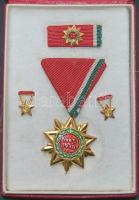 1970. Felszabadulási Jubileumi Emlékérem eredeti tokban, adományozói okirattal, Losonczi Pál és Cseterki Lajos aláírásával! T:1