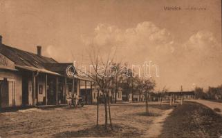 Mándok Fő utca Plaschil Róbert üzletével